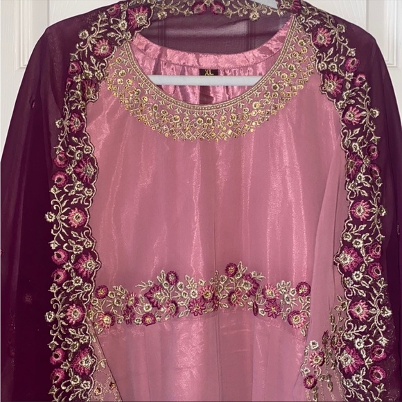 Salwar Kameez in embroidered pink/mauve tones - Picture 3 of 6